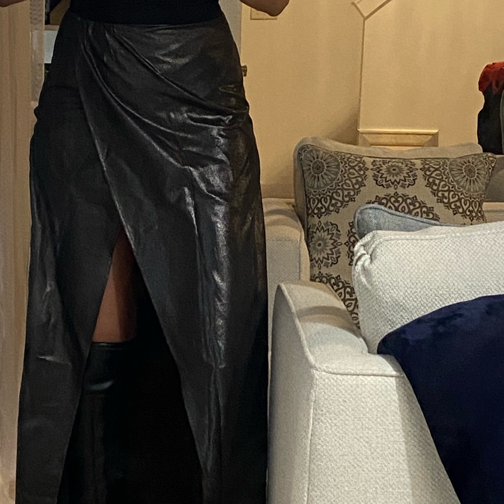 Dress up this shimmer skirt for NYE party! 🎉🔥